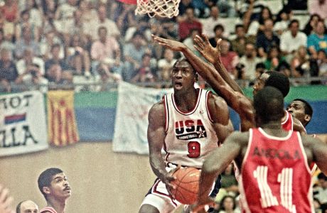 Στιγμιότυπο από την αναμέτρηση ΗΠΑ-Αγκόλα για το τουρνουά μπάσκετ των Ολυμπιακών Αγώνων της Βαρκελώνης (1992)