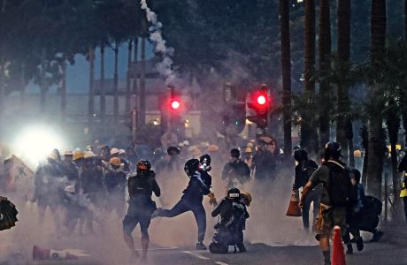 Διαδηλωτές επιστρέφει δακρυγόνο στους αστυνομικούς, στις εκτεταμένες διαδηλώσεις που έγιναν στο Χονγκ Κονγκ, το Σάββατο 10 και την Κυριακή 11 Αυγούστου 2019