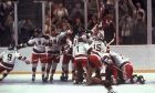 Οι Αμερικανοί πανηγυρίζουν το 4-3 επί των Σοβιετικών στο παιχνίδι που έκρινε το χρυσό ολυμπιακό μετάλλιο στους Χειμερινούς Ολυμπιακούς του 1980