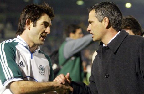 Ο Γιώργος Καραγκούνης του Παναθηναϊκού με τον προπονητή της Πόρτο, Ζοζέ Μουρίνιο, ύστερα από τον 2ο προημιτελικό του Κυπέλλου UEFA 2002-2003 στο 'Απόστολος Νικολαΐδης' | Πέμπτη 20 Μαρτίου 2003