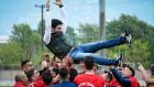 Οι παίκτες του Βόλου πετούν στον αέρα τον προπονητή τους, Χουάν Φεράντο, κατά τη διάρκεια πανηγυρισμών στον αγώνα με τον Αιγινιακό στον Βόλο, Κυριακή 7 Απριλίου 2019
