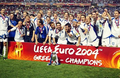 Οι Έλληνες διεθνείς σε έκσταση αμέσως μετά την απονομή του τροπαίου στο EURO 2004