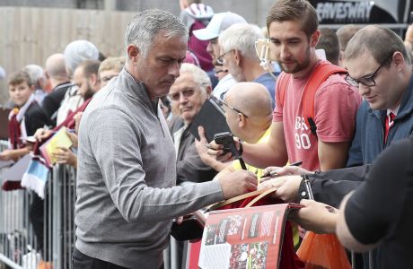 O Ζοζέ Μουρίνιο, ως προπονητής της Μάντσεστερ Γιουνάιτεντ, υπογράφει αυτόγραφα πριν από τον αγώνα με την Μπέρνλι για την Premier League 2018-2019 στο 'Τερφ Μουρ', Μπέρνλι, Κυριακή 2 Σεπτεμβρίου 2018
