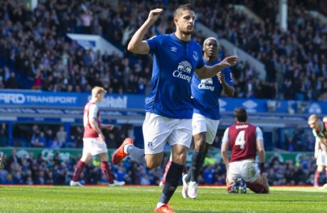 Everton's Kevin Mirallas, center right, celebrates after scoring past Burnley's goalkeeper Thomas Heaton, left, during the English Premier League soccer match between Everton and Burnley at Goodison Park Stadium, Liverpool, England, Saturday April 18, 2015. (AP Photo/Jon Super)  