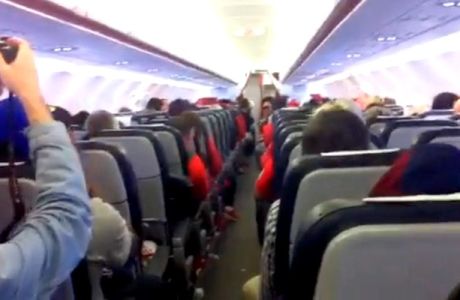 "Κερκίδα" στο αεροπλάνο του Ολυμπιακού (video)