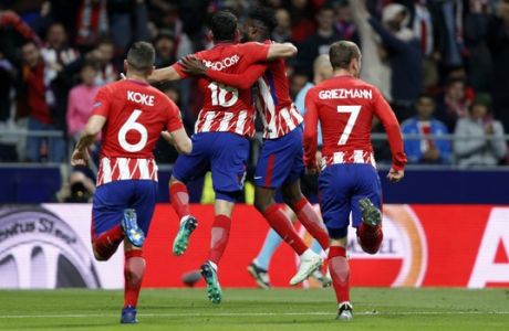 Atletico's Diego Costa, second left, celebrates with teammates after scoring his side's opening goal during the Europa League semifinal, second leg soccer match between Atletico Madrid and Arsenal at the Metropolitano stadium in Madrid, Spain, Thursday, May 3, 2018. (AP Photo/Francisco Seco)