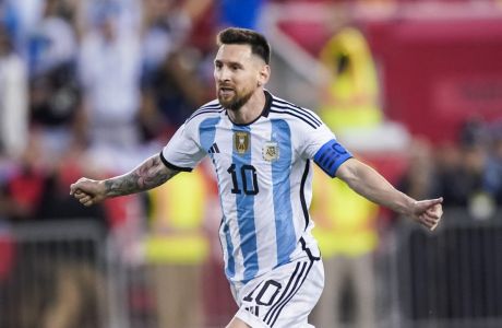 Lionel Messi celebra tras anotar un gol para Argentina en el partido amistoso ante Jamaica, el martes 27 de septiembre de 2022, en Harrison, Nueva Jersey. (AP Foto/Eduardo Muñoz Alvarez)