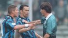 L'arbitro Ceccarini respinge le proteste dei giocatori dell'Inter West, Simeone e Djiorkaeff, dopo la mancata concessione di un rigore su Ronaldo nella partita di Serie A contro la Juventus, 26 aprile 1998. ANSA/FERRARO
