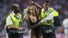 Μια γυναίκα εισβολέας απομακρύνεται από σεκιούριτι στον τελικό του Champions League 2018-2019 μεταξύ Τότεναμ και Λίβερπουλ στο 'Γουάντα Μετροπολιτάνο' της Μαδρίτης, Σάββατο 1 Ιουνίου 2019