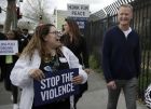 O Στιβ Κερ, σε πορεία διαμαρτυρίας στο Όκλαντ, στις 6/3 του 2020, με αφορμή τη μείωση των προγραμμάτων που είχαν μειώσει τους θανάτους από όπλο, στην περιοχή.  