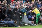Τρομακτικές εικόνες στην Ουαλία, οπαδοί έπεσαν στον αγωνιστικό χώρο (VIDEO)