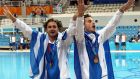 Πανηγυρισμοί για το χρυσό μετάλλιο του Θωμά Μπίμη και του Νίκου Συρανίδη στις καταδύσεις από βατήρα 3μ. στους Ολυμπιακούς Αγώνες 2004, Ολυμπιακό Κέντρο Υγρού Στίβου, Δευτέρα 16 Αυγούστου 2004