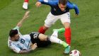 Ο Λιονέλ Μέσι της Αργεντινής και ο Αντουάν Γκριεζμάν της Γαλλίας τρέχουν για την μπάλα σε αγώνα της φάσης των 16 του Παγκοσμίου Κυπέλλου 2018 στην 'Καζάν Αρένα' του Καζάν, Σάββατο 30 Ιουνίου 2018