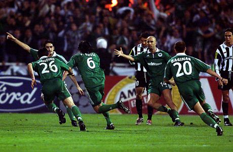Ο Πάουλο Σόουζα του Παναθηναϊκού πανηγυρίζει γκολ που σημείωσε κόντρα στη Γιουβέντους για την 1η φάση των ομίλων του Champions League 2000-2001 στο Ολυμπιακό Στάδιο | Τετάρτη 8 Νοεμβρίου 2000
