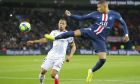 Αλφόνς και Εμπαπέ διεκδικούν τη μπάλα σε αναμέτρηση της γαλλικής Ligue1 ανάμεσε σε Παρί Σεν Ζερμέν και Ντιζόν στο 'Parc des Princes', στις 29 Φεβρουαρίου 2020. (AP Photo/Michel Euler)