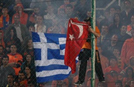 Αντιδράσεις για το κάψιμο της τουρκικής σημαίας