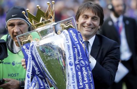 Chelsea's manager Antonio Conte holds the trophy after the English Premier League soccer match between Chelsea and Sunderland at Stamford Bridge stadium in London, Sunday, May 21, 2017. (AP Photo/Frank Augstein)