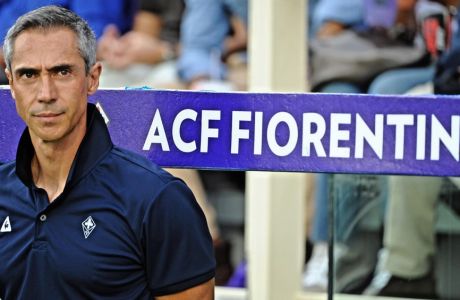 Fiorentina's head coach Paulo Sousa gestures during the Italian Serie A soccer match between ACF Fiorentina vs CFC Genoa at Artemio Franchi stadium in Florence, Italy 23 agosto  2015. ANSA/MAURIZIO DEGL INNOCENTI