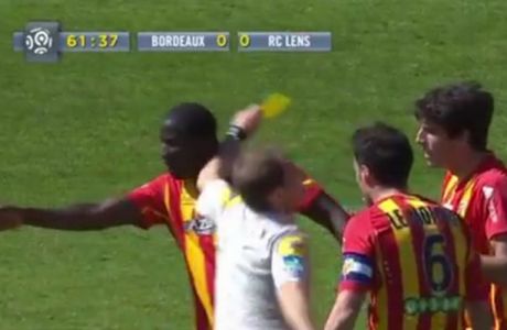 Διαιτητής έριξε αγκωνιά σε παίκτη (VIDEO)