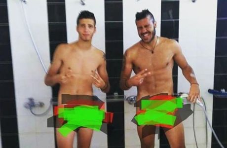 Γυμνοί στο ντουζ δύο παίκτες του ΠΑΟΚ