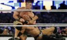 O John Cena κάνει κεφαλοκλείδωμα στον The Rock κατά τη διάρκεια της Wrestlemania το 2016