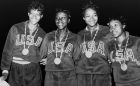 Η ομάδα σκυταλοδρομίας 4Χ100μ. των ΗΠΑ (από αριστερά: Βίλμα Ρούντολφ, Μπάρμπαρα Τζόουνς, Λουσίντα Γουίλιαμς, Μάρθα Χάντσον) κατά την απονομή του χρυσού μεταλλίου των Ολυμπιακών Αγώνων 1960, Ρώμη, Πέμπτη 8 Σεπτεμβρίου 1960