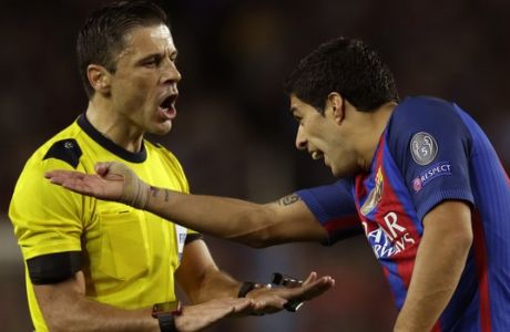 Barcelona's Luis Suarez speaks with referee Milorad Mazic during a Champions League, Group C soccer match between Barcelona and Manchester City, at Camp Nou stadium in Barcelona, Wednesday, Oct. 19, 2016. (AP Photo/Manu Fernandez)