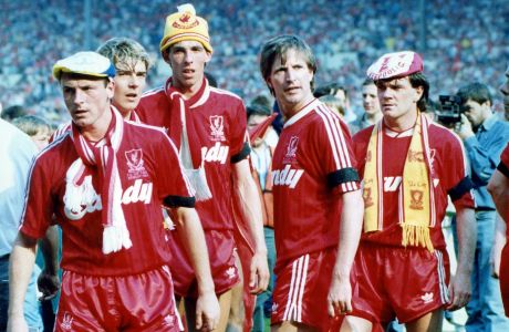 Οι Στιβ Μακμάχον, Μπάρι Βένισον, Γκάρι Άμπλετ, Ρόνι Γουίλαν και Ρέι Χάουτον (από αριστερά προς τα δεξιά) της Λίβερπουλ έπειτα από την κατάκτηση του FA Cup 1988-1989 στον τελικό κόντρα στη Νότιγχαμ στο 'Γουέμπλεϊ', Λονδίνο, Σάββατο 20 Μαΐου 1989