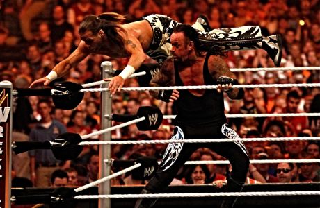 O Undertaker κάνει την κίνηση 'snake eyes' στον Σον Μάικλς, κατά τη διάρκεια της μεταξύ τους αναμέτρησης για τη Wrestlemania XXVI