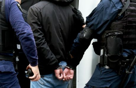 Πρώτες εικόνες από τις συλλήψεις στο Κολωνάκι
