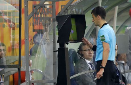 Ο διαιτητής Μπενουά Μπαστιέν συμβουλεύεται το σύστημα VAR κατά τη διάρκεια αγώνα στο Μουντιάλ U20