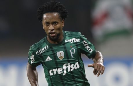 In this May 24, 2017 photo, Ze Roberto of Brazil's Palmeiras plays the ball during a Copa Libertadores soccer match, in Sao Paulo, Brazil. The former Brazil, Bayern Munich and Real Madrid defender has announced his retirement at age 43. He currently plays for Sao Paulo-based club Palmeiras. (AP Photo/Andre Penner)