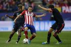 Atletico's Koke, center, Bayerns Kingsley Coman, left, and Bayern's Javi Martinez challenge for the ball during the Champions League 1st leg semifinal soccer match between Atletico Madrid and Bayern Munich at the Vicente Calderon stadium in Madrid, Spain, Wednesday, April 27, 2016. (AP Photo/Paul White)  