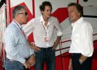 Από αριστερά, ο Πιέρο Λάρντι Φεράρι, ο τότε αντιπρόεδρος της Fiat, Τζον Έλκαν και ο πρόεδρος της Ferrari, Λούκα Κοντέρο Ντι Μοντετζέμολο, πριν το Grand Prix της Μόντσα, στις 10/9 του 2006.  