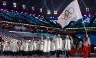 Ρώσοι αθλητές παρελαύνουν με τη σημαία της Διεθνούς Ολυμπιακής Επιτροπής αντί της ρωσικής εξαιτίας αποκλεισμού της πατρίδας τους λόγω παραβάσεων των κανονισμών περί ντόπινγκ, στους Χειμερινούς Ολυμπιακούς Αγώνες 2018, Πιόνγκτσανγκ, Παρασκευή 9 Φεβρουαρίου 2018