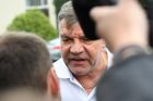 Former England national football team manager Sam Allardyce speaks to the media outside his home in Bolton on September 28, 2016.
Sam Allardyce admitted an "error of judgment" today after his career as England manager came to a humiliating end following controversial comments made to undercover reporters. / AFP PHOTO / PAUL ELLIS