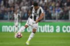 TURIN, ITALY - APRIL 08:  Sami Khedira of Juventus FC kicks the ball during the Serie A match between Juventus FC and AC ChievoVerona at Juventus Stadium on April 8, 2017 in Turin, Italy.  (Photo by Valerio Pennicino/Getty Images)