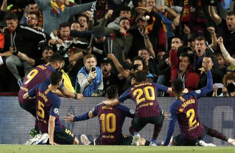 Οι ποδοσφαιριστές της Μπαρτσελόνα πανηγυρίζουν το γκολ που σημείωσε ο Λιονέλ Μέσι στη νίκη επί της Λίβερπουλ για τον πρώτο ημιτελικό του Champions League 2018-2019 στο 'Καμπ Νόου', Βαρκελόνη, Τετάρτη 1 Μαΐου 2019