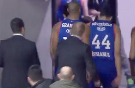 VIDEO: Εξαλλος ο Ιβκοβιτς, πήρε στο κυνήγι τους παίκτες του!