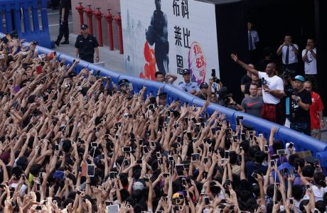 Ο Κόμπε Μπράιαντ των Λέικερς μπροστά σε φιλάθλους κατά τη διάρκεια περιοδείας στην Κίνα, Γκουάνγκζου, Κυριακή 2 Αυγούστου 2015