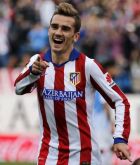 Atletico Madrid's Antoine Griezmann celebrates a goal against Malaga during their Spanish first division soccer match at Vicente Calderon stadium in Madrid, November 22, 2014.  REUTERS/Sergio Perez  (SPAIN - Tags: SPORT SOCCER)