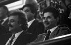 Δεξιά ο Σήφης Βαλυράκης και αριστερά ο ΓΓΑ Δημήτρης Σαρρής, παρακολουθούν αγώνα του Ευρωμπάσκετ '87