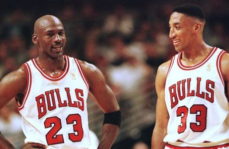 CHICAGO, UNITED STATES:  Michael Jordan (L) and Scottie Pippen (R) of the Chicago Bulls talk during the final minutes of their game 22 May in the NBA Eastern Conference finals aainst the Miami Heat at the United Center in Chicago, Illinois. The Bulls won the game 75-68 to lead the series 2-0.   AFP PHOTO/VINCENT LAFORET (Photo credit should read VINCENT LAFORET/AFP/Getty Images)