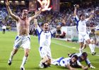 25 June 2004 during their European Championship quarter-final football match between France and Greece at the Estadio Jose de Alvalade in Lisbon.  AFP PHOTO ARIS MESSINI