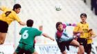 Ο Αντώνης Μήνου της ΑΕΚ κάνει λάθος για το γκολ του Κώστα Μαυρίδη του Παναθηναϊκού σε αναμέτρηση για την Α' Εθνική 1992-1993 στο Ολυμπιακό Στάδιο, Κυριακή 22 Νοεμβρίου 1992
