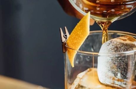 Στο Bistro Cafe στο Περιστέρι, βρίσκεις φρεσκοβουρδισμένο καφέ και σπάνιες ετικέτες ποτών