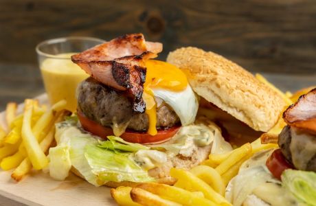 Αυτό είναι το απλό και ζουμερό burger του OneMan