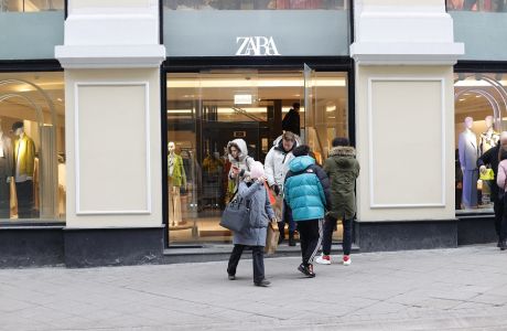 Οι Ρώσοι συνεχίζουν να αγοράζουν νέα αγαθά από τη Zara και άλλες μάρκες που έφυγαν από τη χώρα. Ιδού πώς