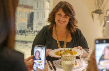 Η Νένα Ισμυρνόγλου μάς προσκαλεί στο pop up εστιατόριο της Mastercard
