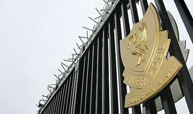 Μένει μέχρι να….φύγει στο “Άνφιλντ”